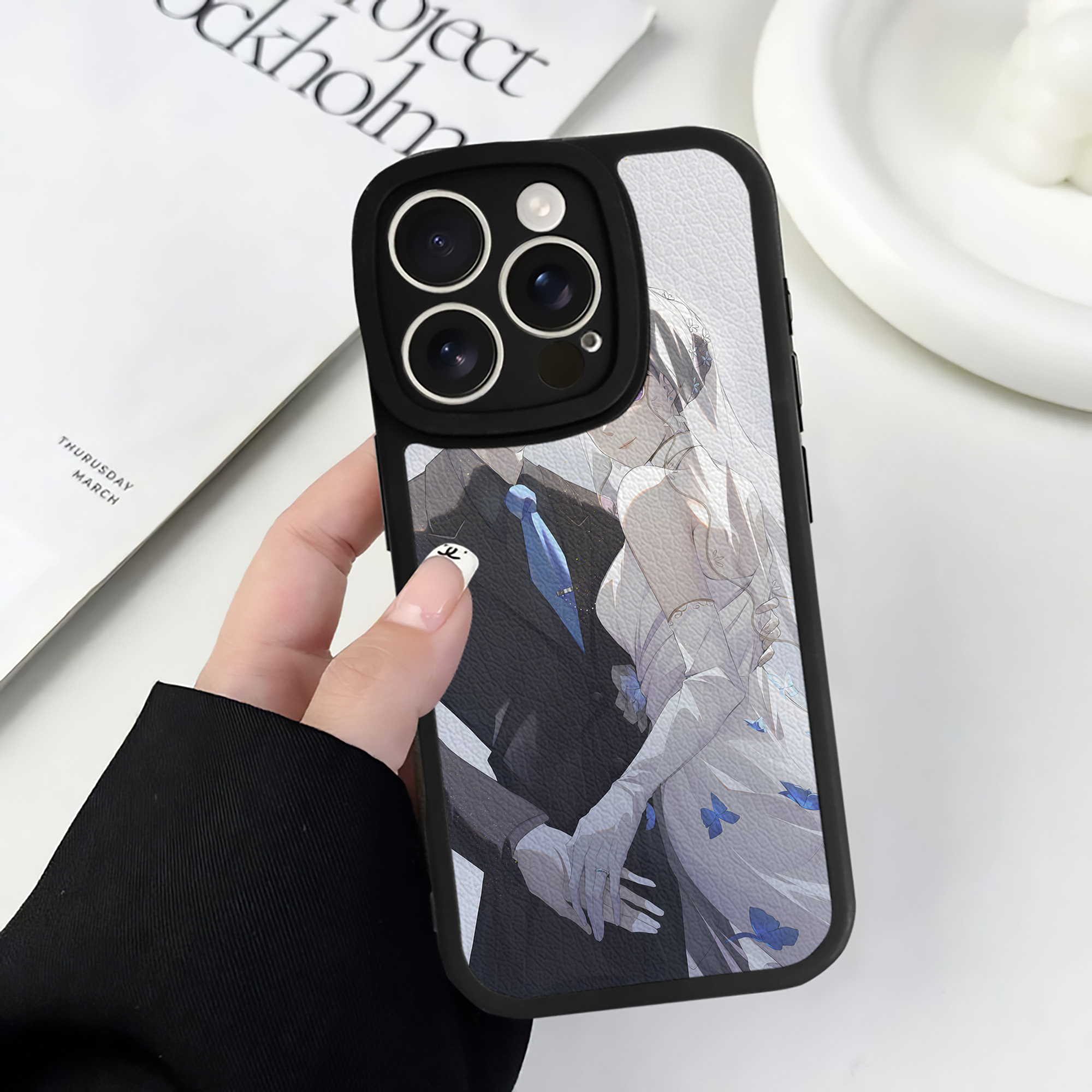 （画像用） 名探偵コナン Detective Conan 【iPhone 16シリーズ対応】シリコンスマホケース（レザー調） 材質：シリコン